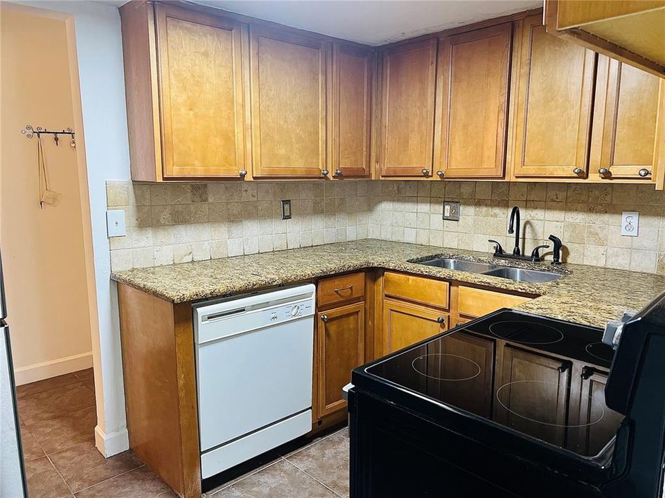 For Rent: $1,800 (2 beds, 2 baths, 953 Square Feet)