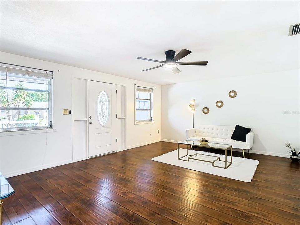 For Sale: $325,000 (2 beds, 3 baths, 1696 Square Feet)