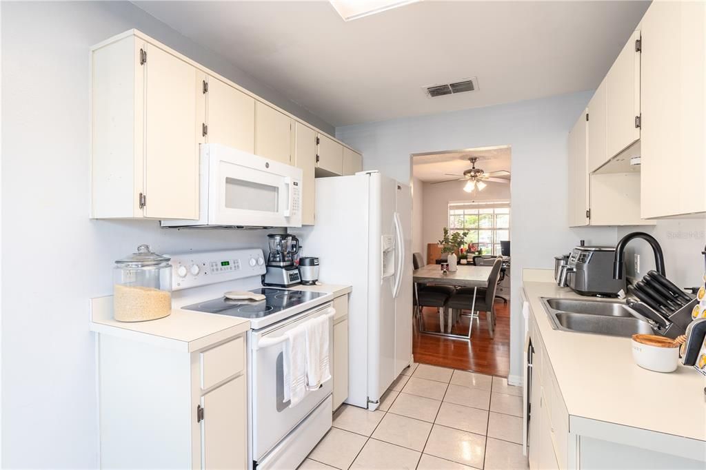 Active With Contract: $255,000 (3 beds, 2 baths, 1084 Square Feet)