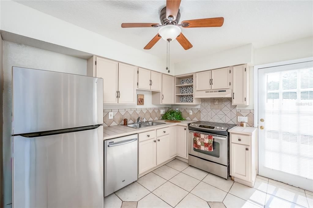 For Sale: $229,900 (3 beds, 2 baths, 1407 Square Feet)