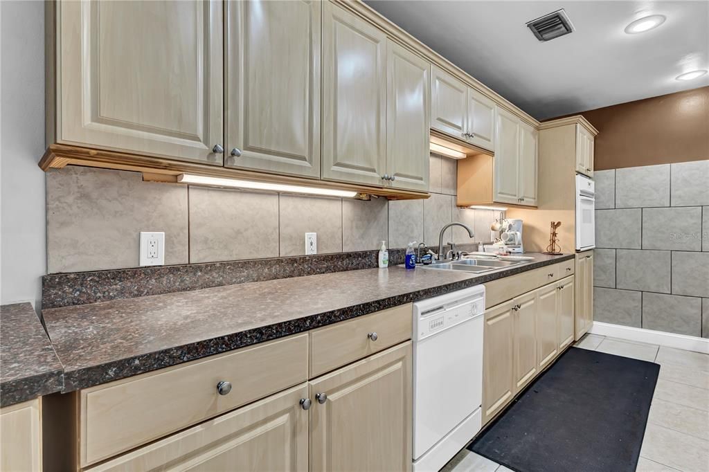 Active With Contract: $164,900 (2 beds, 2 baths, 870 Square Feet)