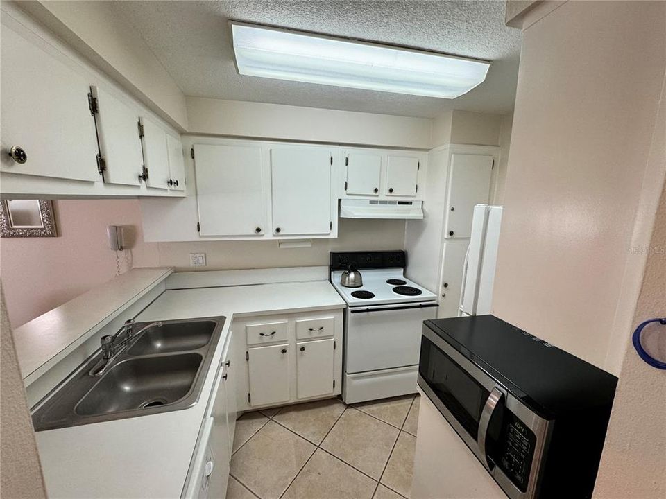 For Sale: $419,900 (2 beds, 1 baths, 750 Square Feet)