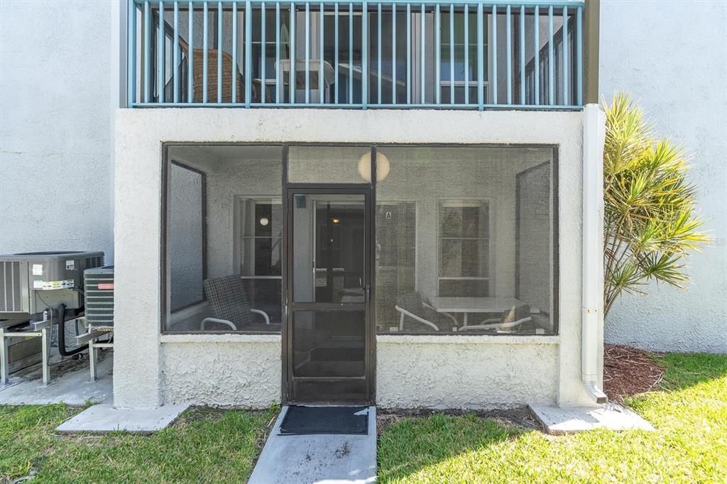 Active With Contract: $419,900 (2 beds, 1 baths, 750 Square Feet)