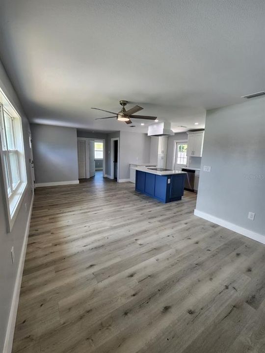 For Sale: $299,900 (2 beds, 2 baths, 916 Square Feet)