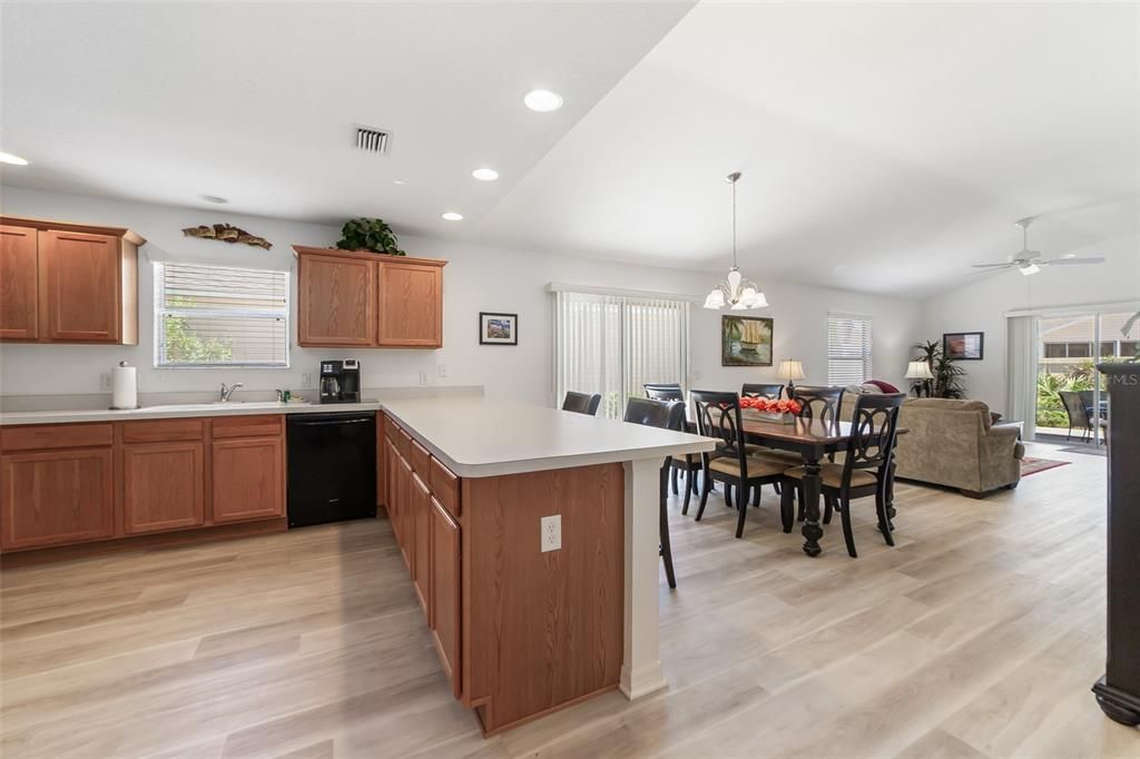For Sale: $342,000 (2 beds, 2 baths, 1138 Square Feet)