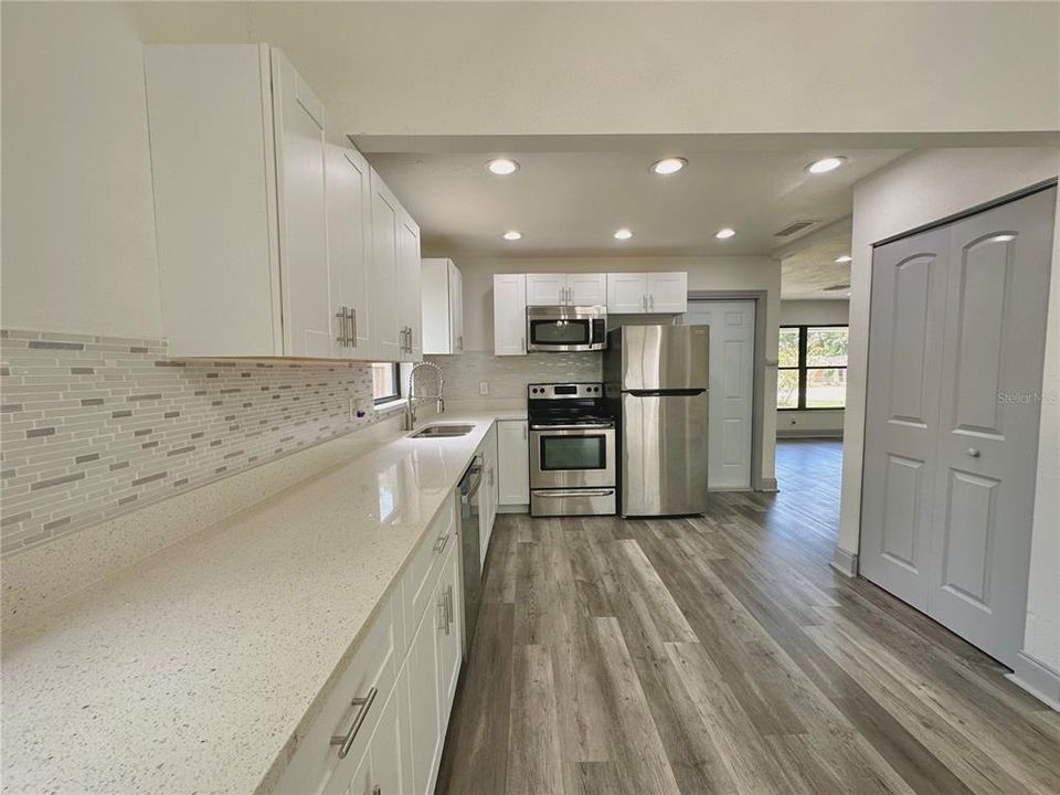 Active With Contract: $344,900 (3 beds, 2 baths, 1294 Square Feet)