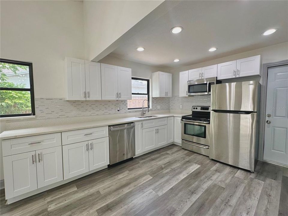 Active With Contract: $344,900 (3 beds, 2 baths, 1294 Square Feet)