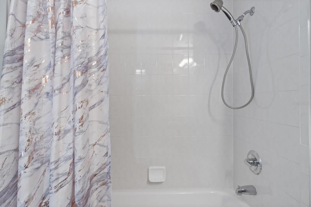 Guest Bath/Pool Bath with tub/shower combination
