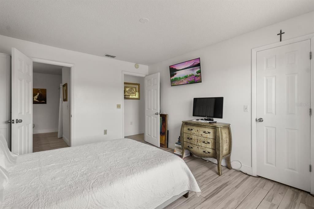 Active With Contract: $168,000 (1 beds, 1 baths, 733 Square Feet)