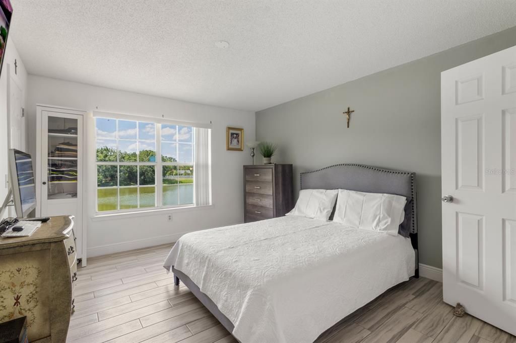 Spacious Bedroom with lake View