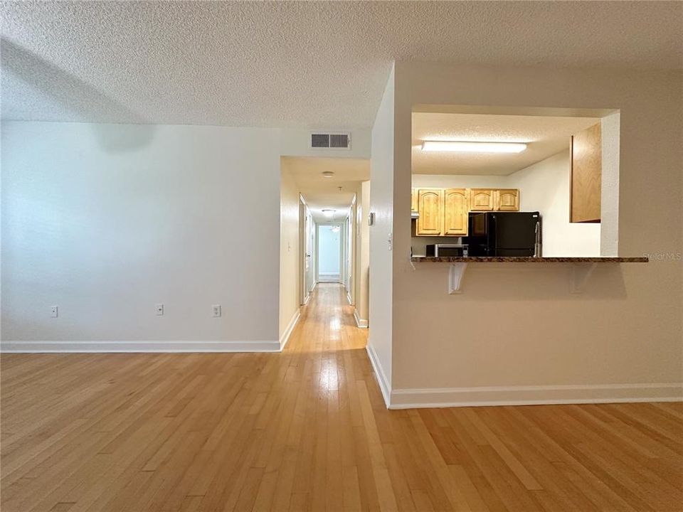 For Sale: $215,000 (2 beds, 2 baths, 993 Square Feet)
