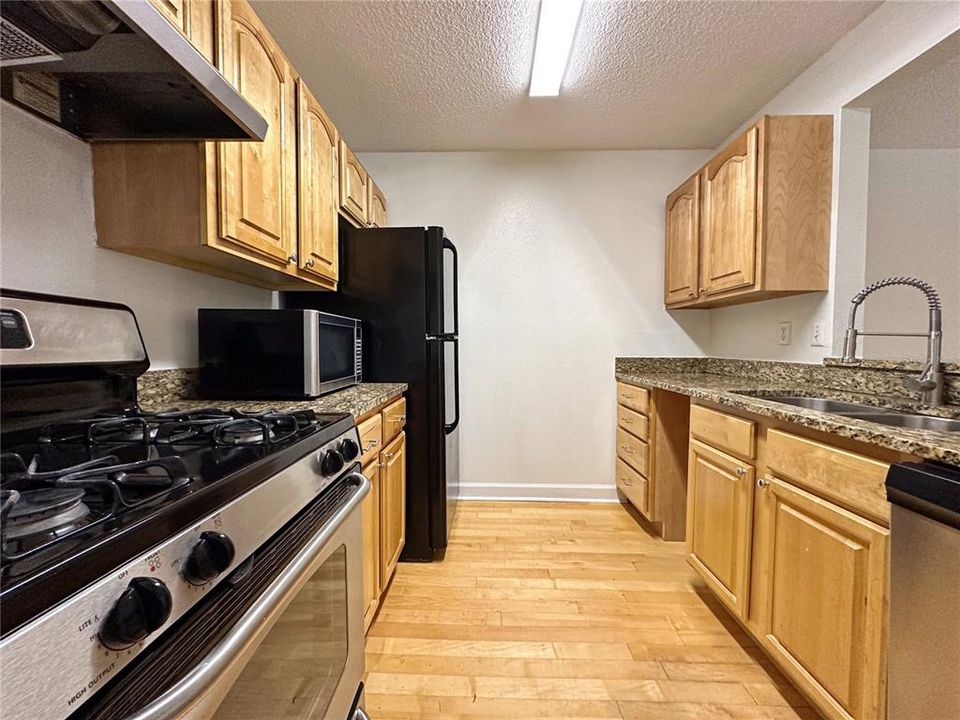 For Sale: $215,000 (2 beds, 2 baths, 993 Square Feet)