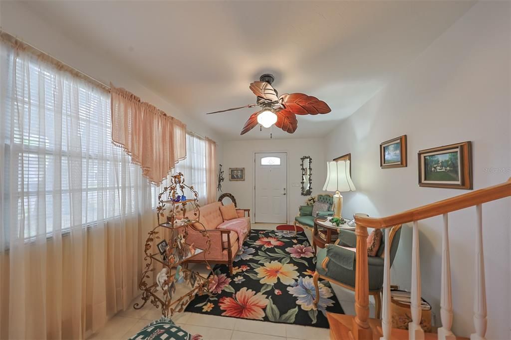 For Sale: $275,000 (2 beds, 1 baths, 732 Square Feet)