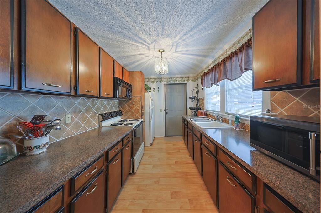 For Sale: $275,000 (2 beds, 1 baths, 732 Square Feet)