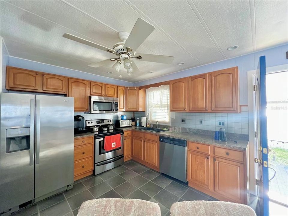 Active With Contract: $149,900 (2 beds, 2 baths, 1364 Square Feet)