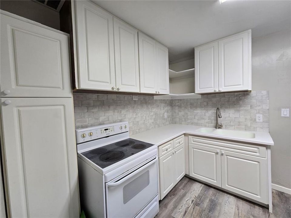 For Rent: $2,200 (4 beds, 2 baths, 864 Square Feet)
