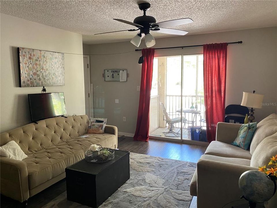 For Sale: $215,500 (2 beds, 2 baths, 811 Square Feet)