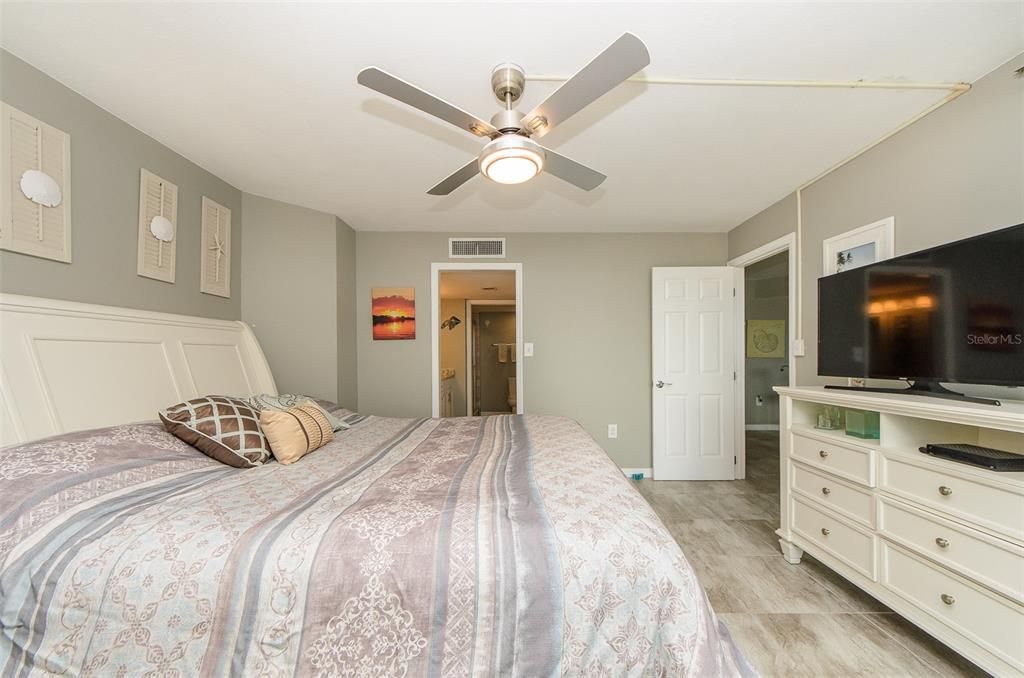 Active With Contract: $2,800 (1 beds, 1 baths, 950 Square Feet)