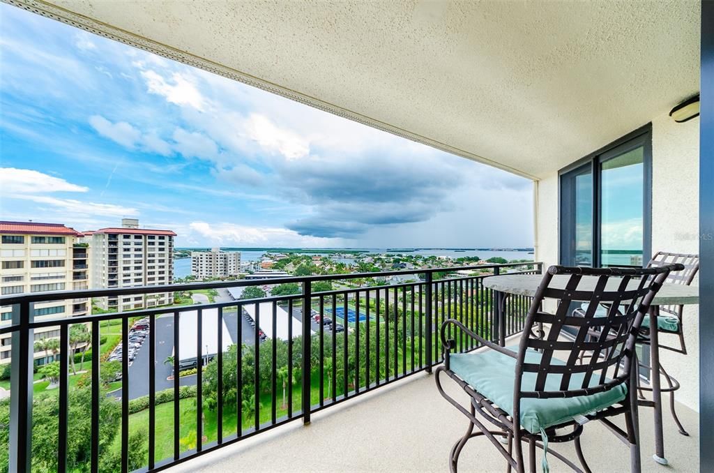 Active With Contract: $2,800 (1 beds, 1 baths, 950 Square Feet)