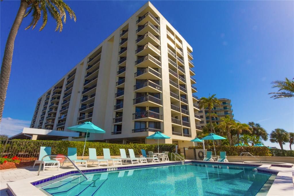 Active With Contract: $2,800 (1 beds, 1 baths, 950 Square Feet)