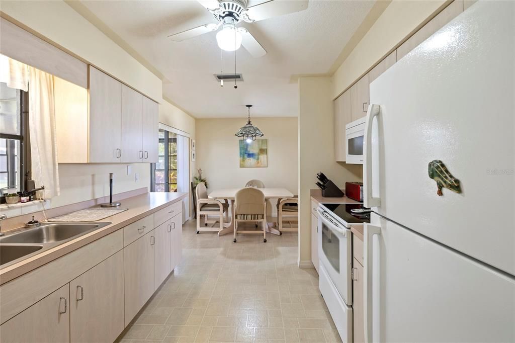 For Sale: $235,000 (2 beds, 1 baths, 882 Square Feet)