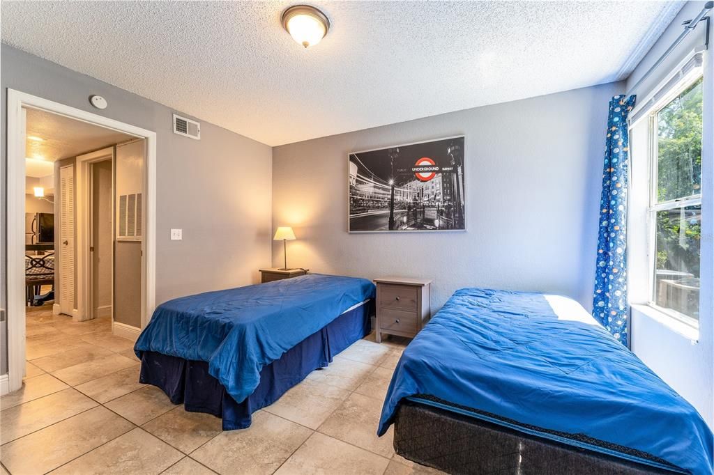For Sale: $199,000 (2 beds, 2 baths, 988 Square Feet)