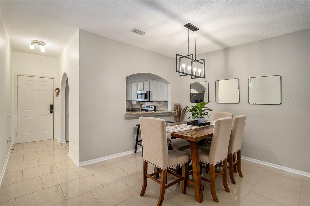 dining room with breakfast nook