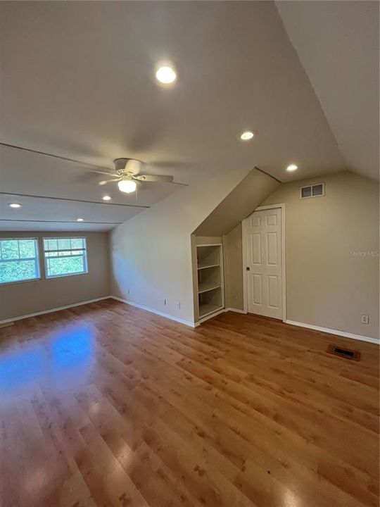 Recently Rented: $1,425 (1 beds, 1 baths, 945 Square Feet)