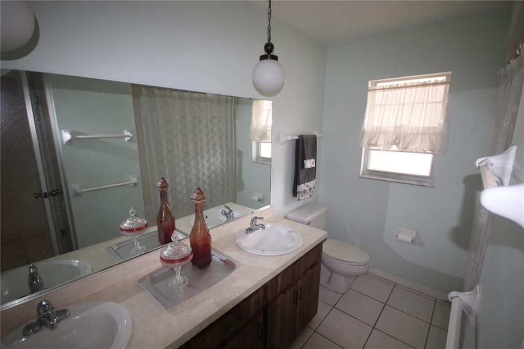Active With Contract: $467,000 (3 beds, 2 baths, 1649 Square Feet)