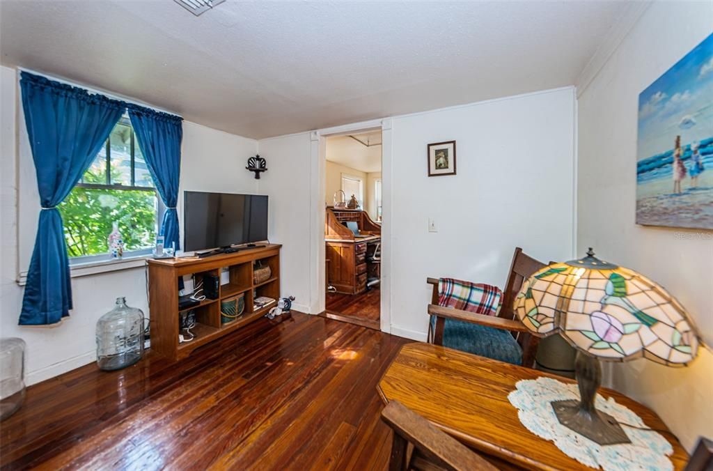For Sale: $299,000 (2 beds, 1 baths, 802 Square Feet)