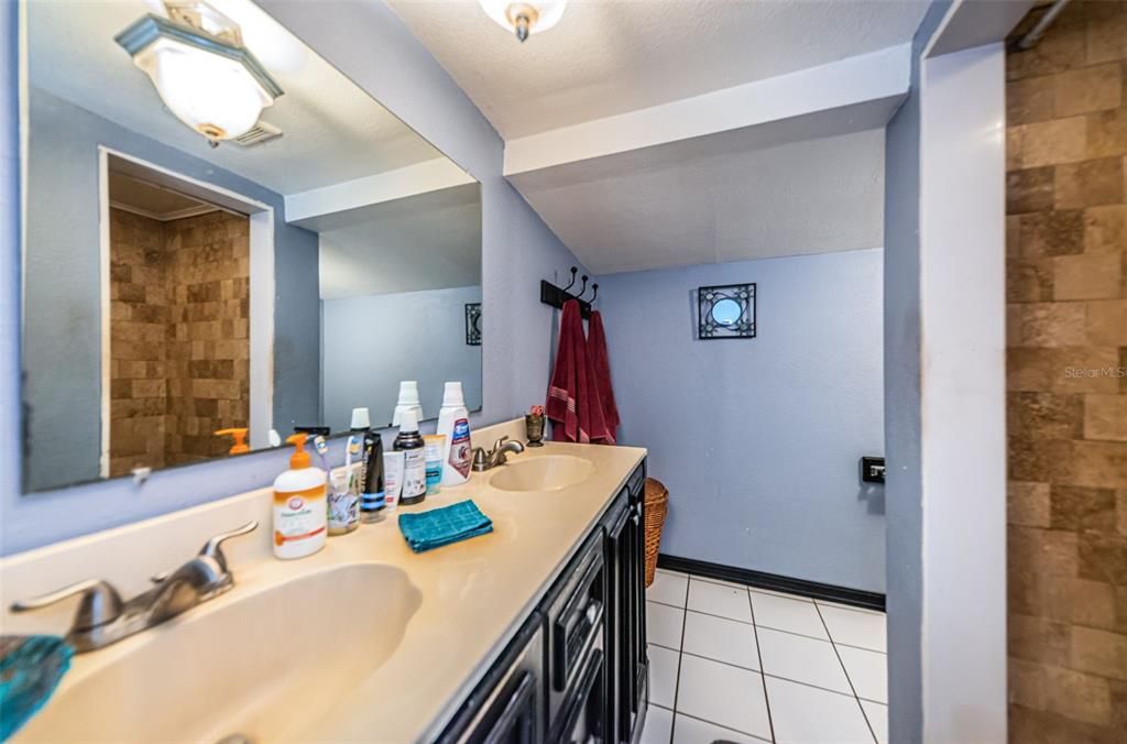 For Sale: $299,000 (2 beds, 1 baths, 802 Square Feet)