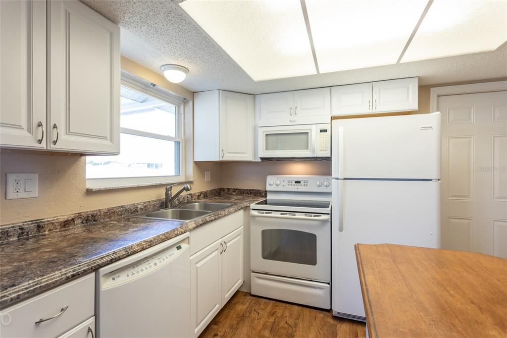 For Sale: $419,990 (2 beds, 2 baths, 1202 Square Feet)