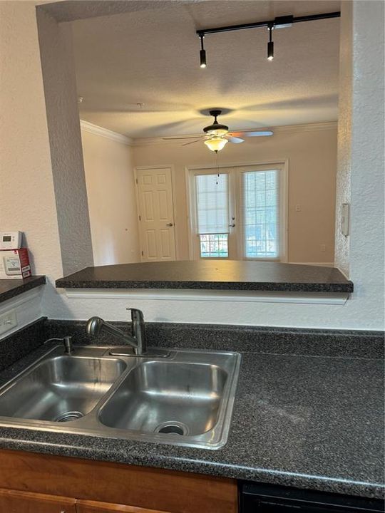 For Rent: $1,400 (1 beds, 1 baths, 744 Square Feet)