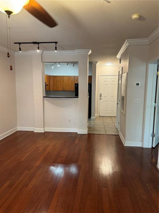 For Rent: $1,400 (1 beds, 1 baths, 744 Square Feet)