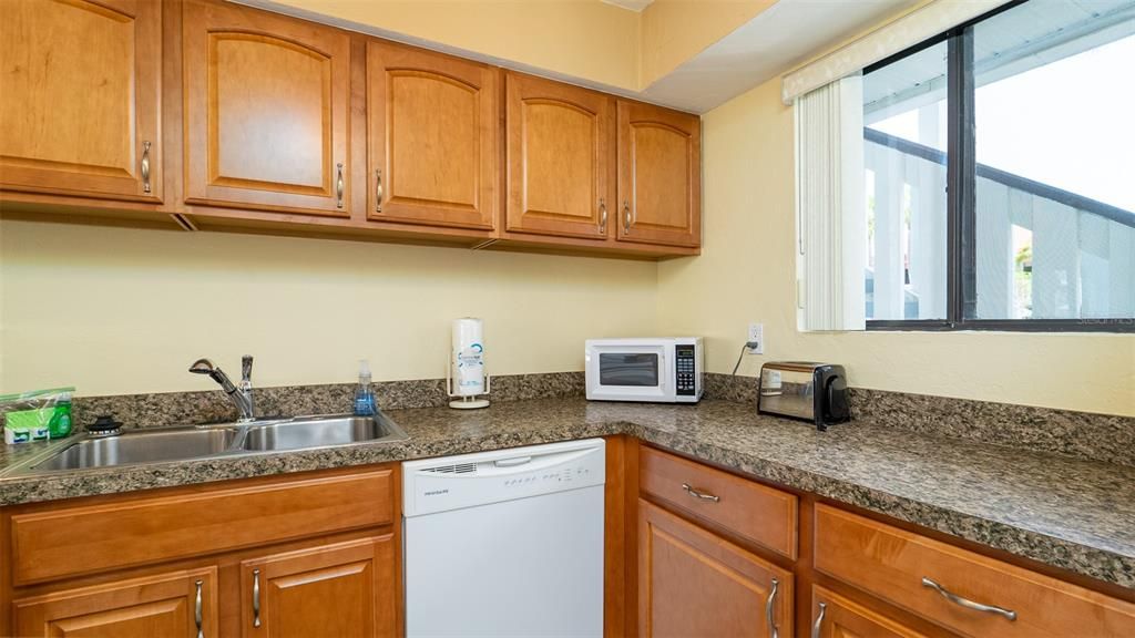 For Sale: $449,000 (1 beds, 1 baths, 691 Square Feet)
