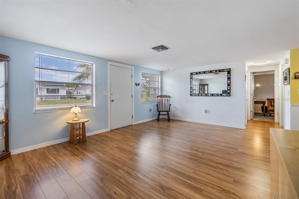 Active With Contract: $160,000 (2 beds, 1 baths, 1152 Square Feet)