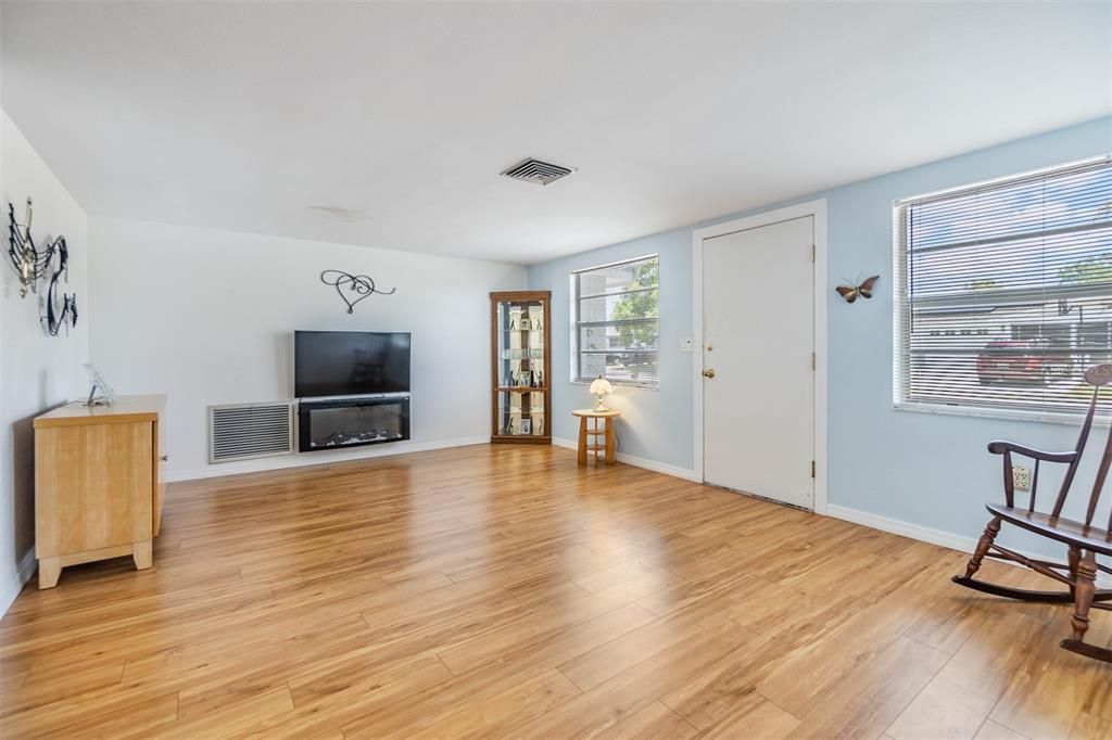 Active With Contract: $160,000 (2 beds, 1 baths, 1152 Square Feet)