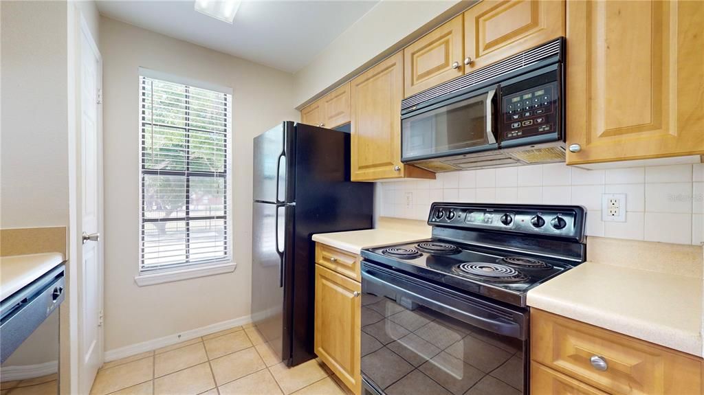 For Sale: $245,000 (1 beds, 1 baths, 631 Square Feet)