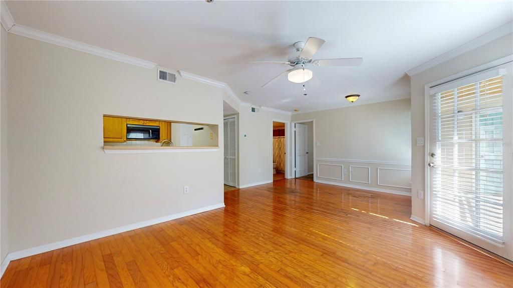 For Sale: $245,000 (1 beds, 1 baths, 631 Square Feet)