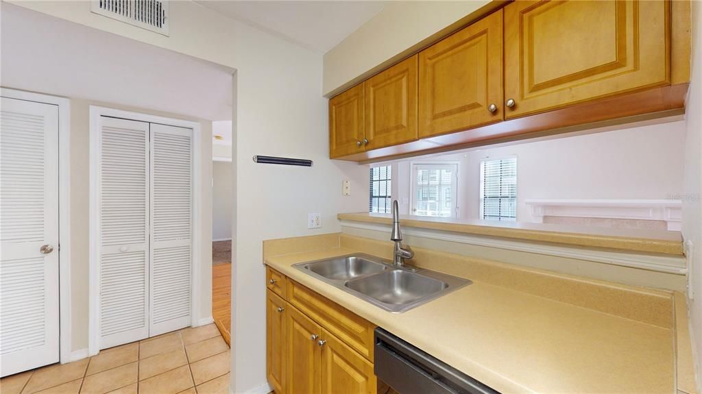 For Sale: $245,000 (1 beds, 1 baths, 631 Square Feet)