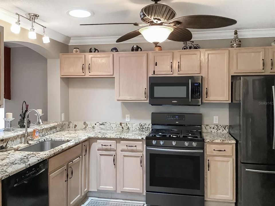For Sale: $353,000 (2 beds, 2 baths, 1407 Square Feet)