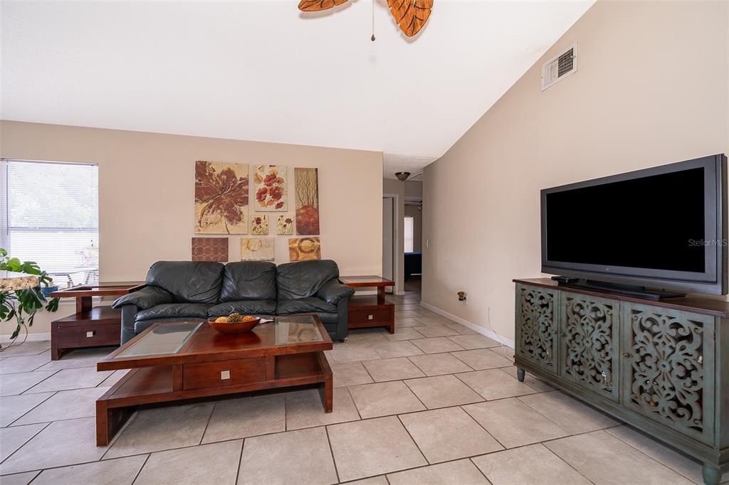 For Sale: $400,000 (4 beds, 2 baths, 1879 Square Feet)