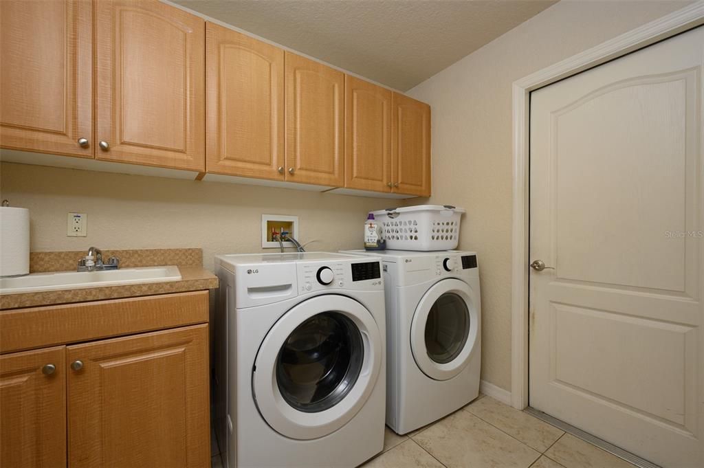 Laundry Room w/ door between Kitchen/Garage