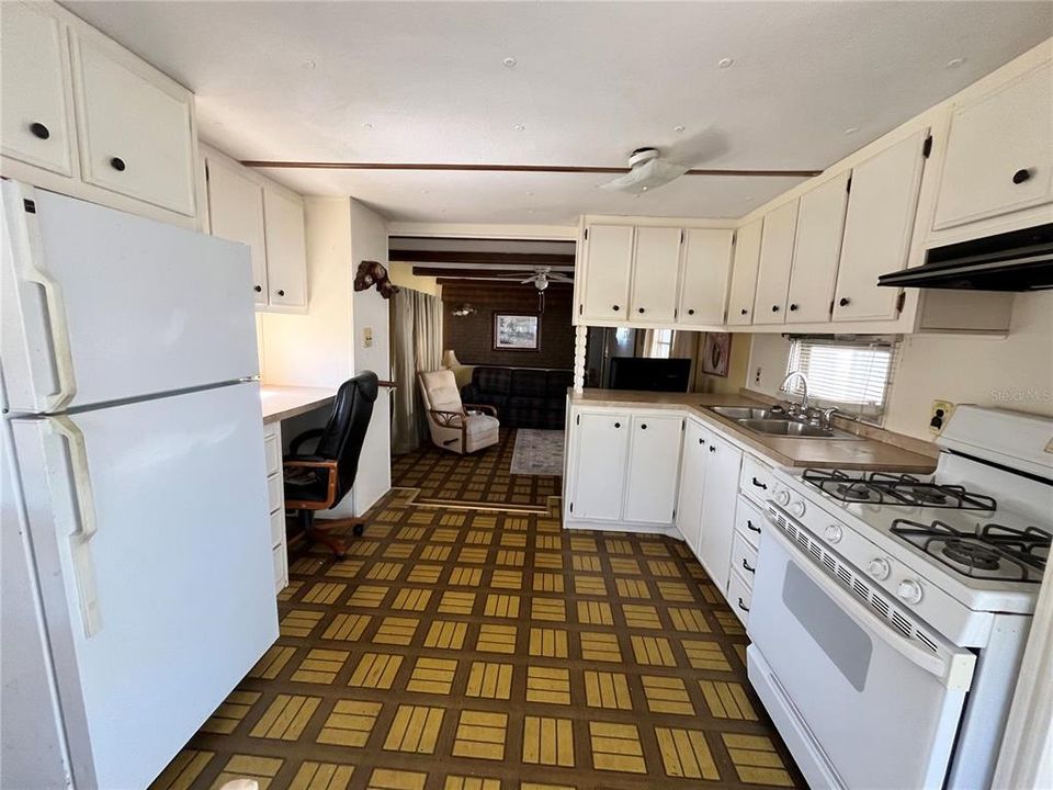 For Sale: $79,000 (2 beds, 1 baths, 672 Square Feet)