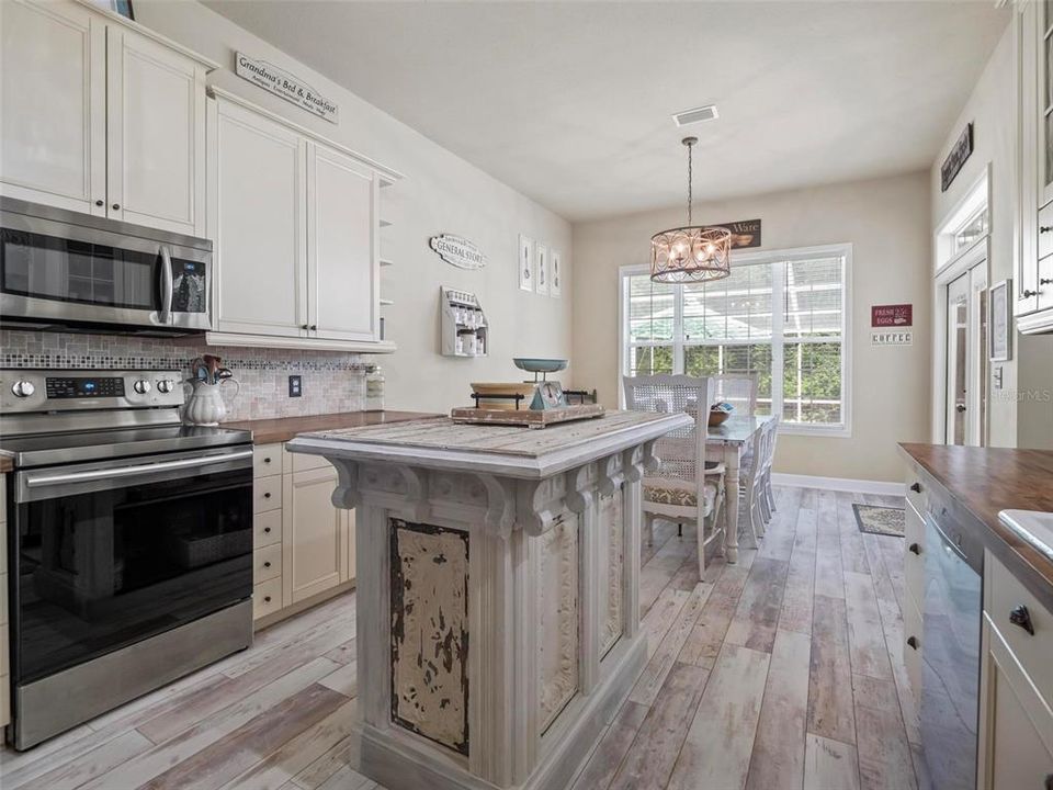 Active With Contract: $479,000 (3 beds, 2 baths, 2228 Square Feet)