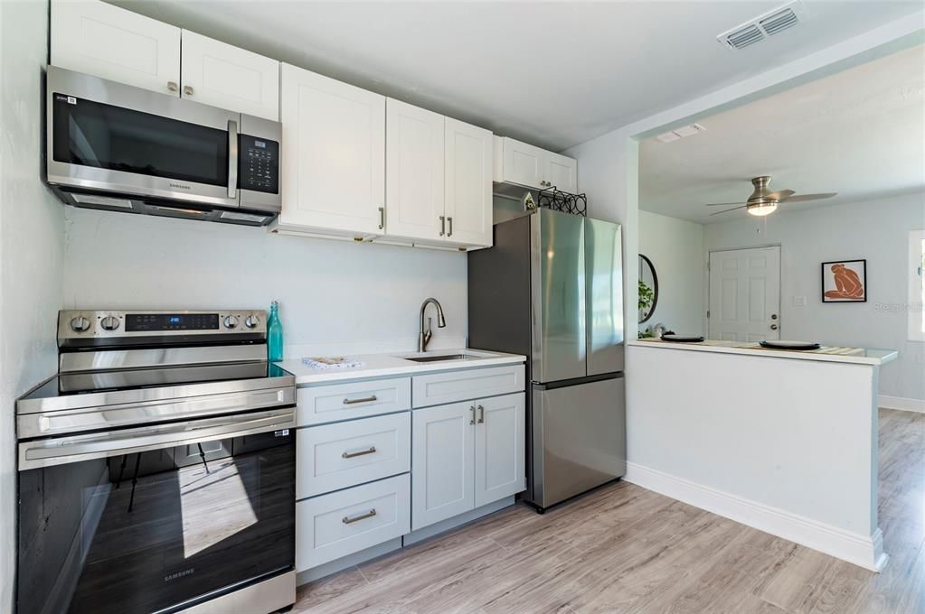 For Sale: $274,400 (2 beds, 1 baths, 804 Square Feet)