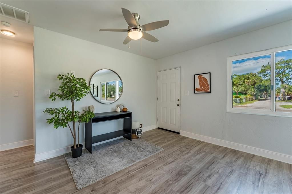 For Sale: $274,400 (2 beds, 1 baths, 804 Square Feet)
