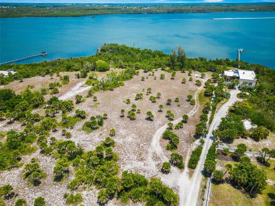 На продажу: $2,739,900 (5.77 acres)