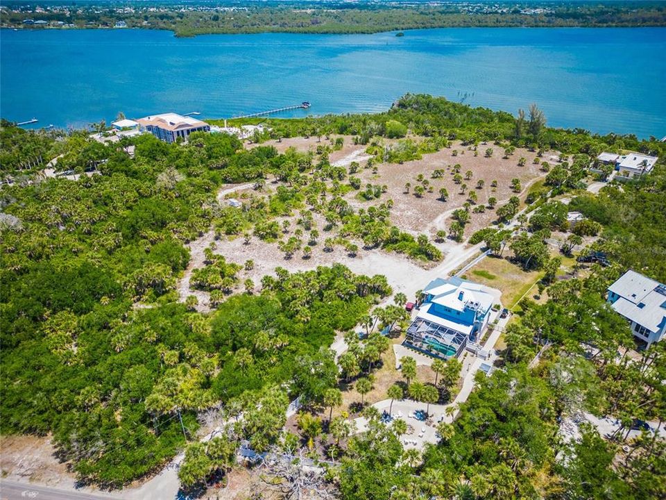 На продажу: $2,739,900 (5.77 acres)