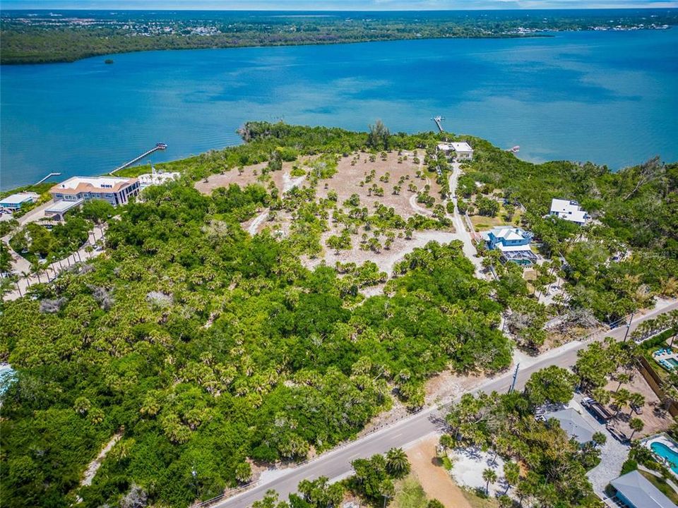 На продажу: $2,745,000 (5.77 acres)